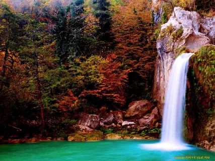 bild-wasserfall-beleuchtet